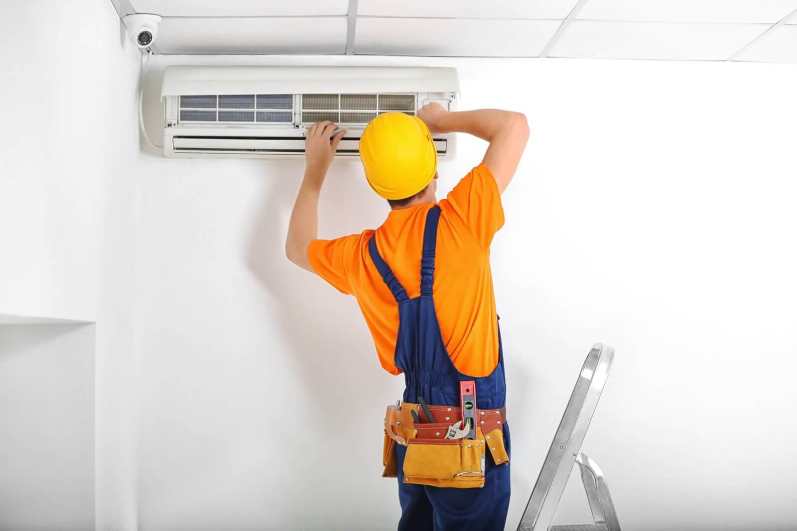 Técnico instalando sistema de climatización y calefacción